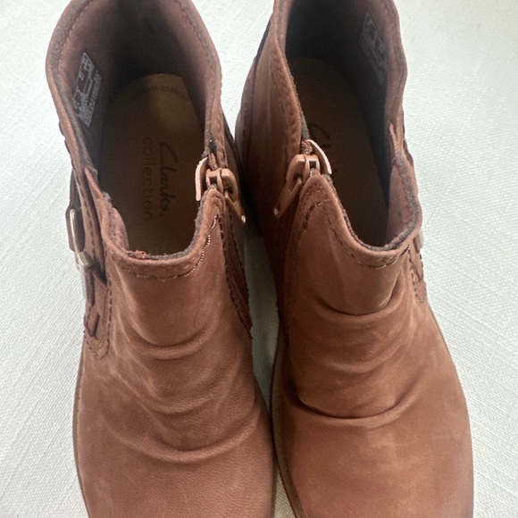 NEW Clarks Collection Brown Leather Ankle Boots Comfort Booties Womens 9 - Picture 6 of 11